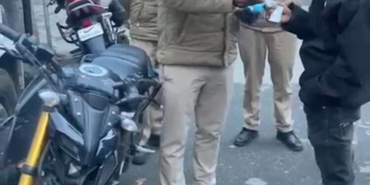 रेट्रो साइलेंसर वाली बाइक पर पुलिस की सख्त कार्रवाई, वाहन सीज