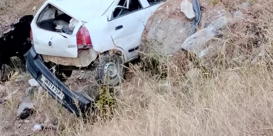 देघाट में हादसा: 20 फीट गहरी खाई में गिरी कार, पुलिस और स्थानीय लोगों ने चालक को सुरक्षित निकाला