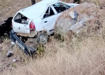 देघाट में हादसा: 20 फीट गहरी खाई में गिरी कार, पुलिस और स्थानीय लोगों ने चालक को सुरक्षित निकाला