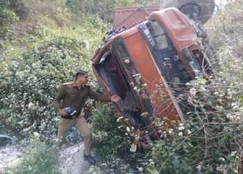 चिमटा खाल बेंड के पास ट्रक दुर्घटनाग्रस्त, दो घायल — पुलिस ने किया त्वरित रेस्क्यू