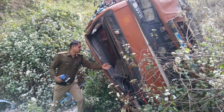 चिमटा खाल बेंड के पास ट्रक दुर्घटनाग्रस्त, दो घायल — पुलिस ने किया त्वरित रेस्क्यू