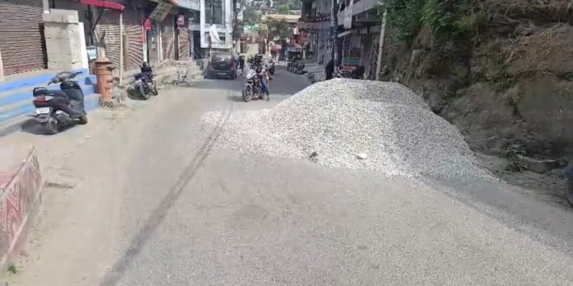 सड़क पर निर्माण सामग्री रखकर अतिक्रमण करने पर ठेकेदार पर कार्रवाई