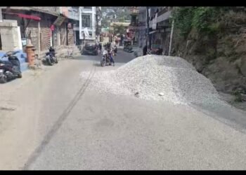 सड़क पर निर्माण सामग्री रखकर अतिक्रमण करने पर ठेकेदार पर कार्रवाई