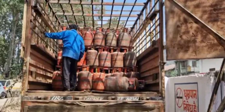 हल्द्वानी :(बड़ी खबर) DM के निर्देश, गैस की होम डिलीवरी होगी, गोदामों में लाइन लगाने की जरूरत नहीं है
