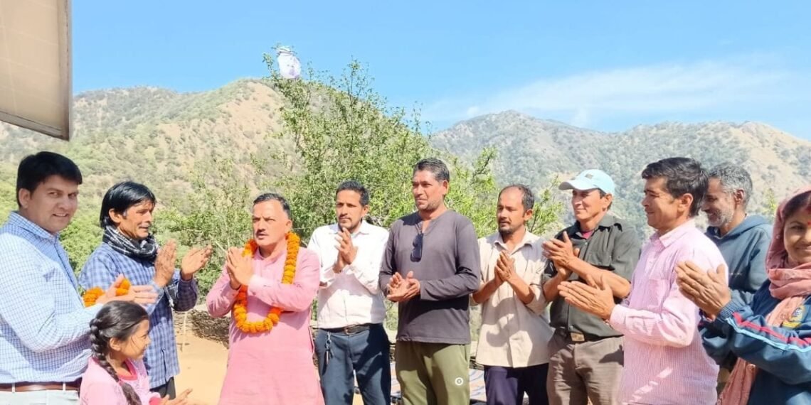 Nainital News: 75 साल बाद नैनीताल के इस गांव में आई बिजली, जलता बल्ब देख लोग हो गए खुश