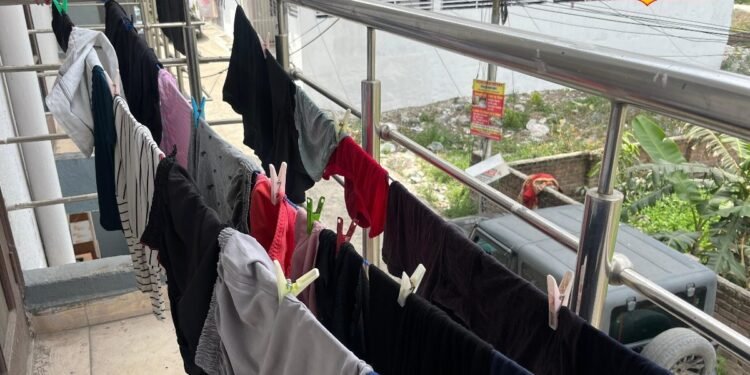 Dry Cleaning अब सिर्फ 5 रुपए में! जानें वो आसान ट्रिक जो लॉन्ड्री का खर्च बचाए, कपड़े चमकेंगे नए जैसे