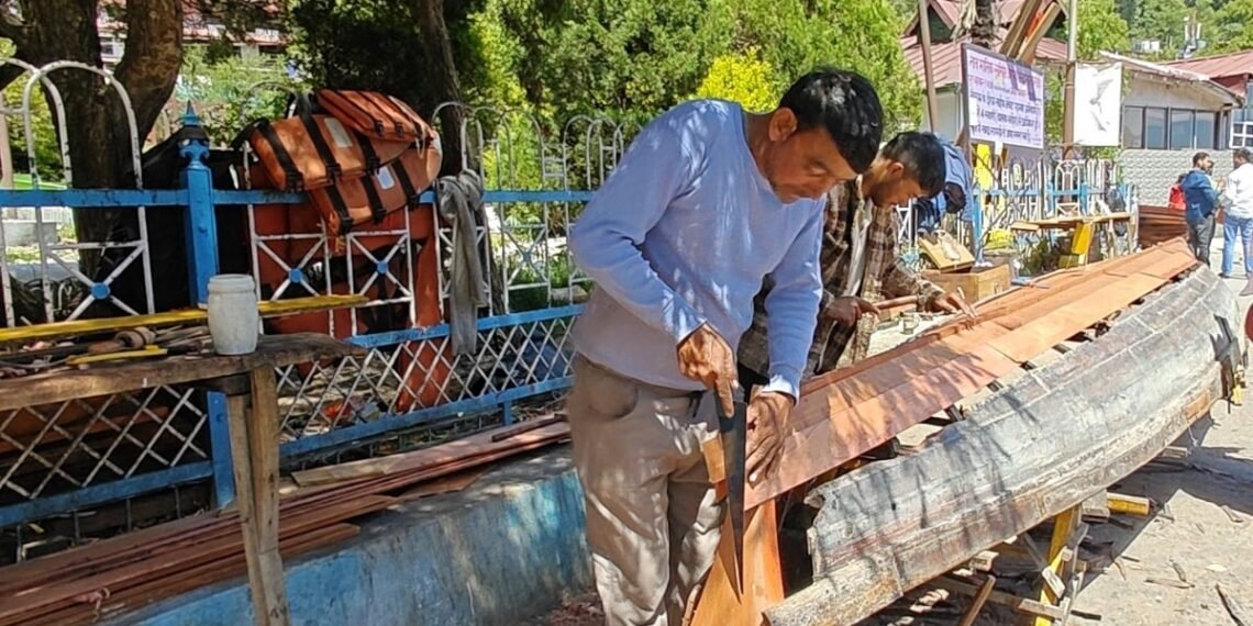 मुंबई की कीलें, पहाड़ की लकड़ी, सीजन से पहले तैयार हो रहीं नैनीताल की खूबसूरत नावें, जानें कितना आता है खर्च?