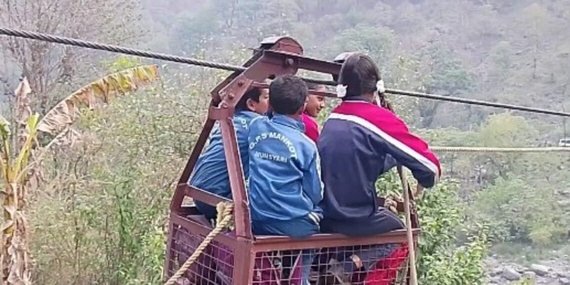 न पुल, न सड़क फिर भी हवा में लटककर ट्रॉली के सहारे नदी पार कर स्कूल जाते बच्चे, दिल दहला देगा ये नजारा