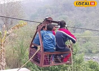 न पुल, न सड़क फिर भी हवा में लटककर ट्रॉली के सहारे नदी पार कर स्कूल जाते बच्चे, दिल दहला देगा ये नजारा