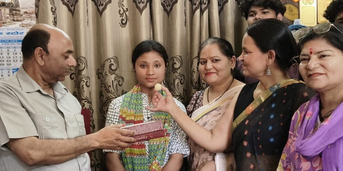 Uttarakhand Board result 2026: घरेलू काम के साथ जीतोड़ मेहनत, पहाड़ की ‘सुपर गर्ल’ ने 12वीं में किया टॉप
