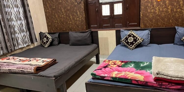 ऋषिकेश में गंगा व्यू वाला सस्ता कमरा चाहिए? ये गेस्ट हाउस बना रहा है हर ट्रैवलर का ड्रीम सच! जानिए क्या है खास