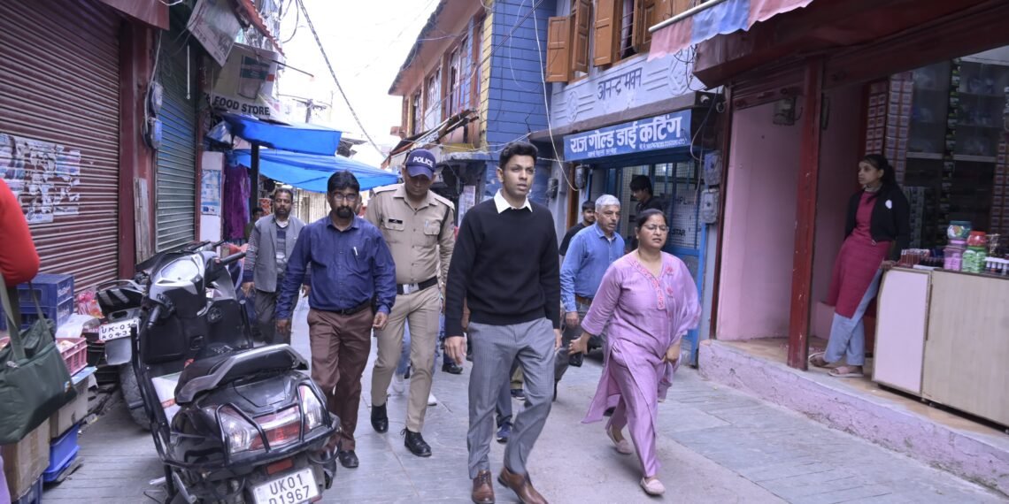 अल्मोड़ा मुख्य बाजार का जिलाधिकारी ने किया निरीक्षण, शौचालय निर्माण और अतिक्रमण हटाने के दिए निर्देश