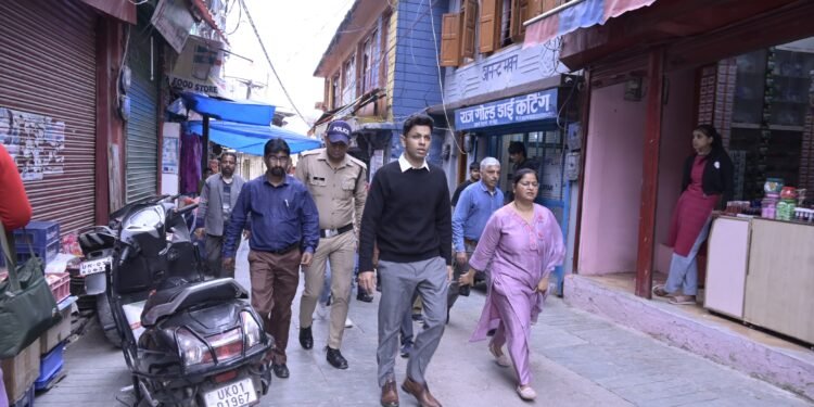 अल्मोड़ा मुख्य बाजार का जिलाधिकारी ने किया निरीक्षण, शौचालय निर्माण और अतिक्रमण हटाने के दिए निर्देश