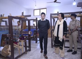 डीनापानी स्थित हिमाद्रि हैंडलूम पहुंचे डीएम अंशुल सिंह, महिला बुनकरों के कार्यों की सराहना