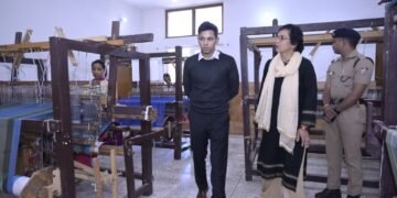 डीनापानी स्थित हिमाद्रि हैंडलूम पहुंचे डीएम अंशुल सिंह, महिला बुनकरों के कार्यों की सराहना