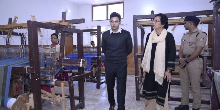 डीनापानी स्थित हिमाद्रि हैंडलूम पहुंचे डीएम अंशुल सिंह, महिला बुनकरों के कार्यों की सराहना