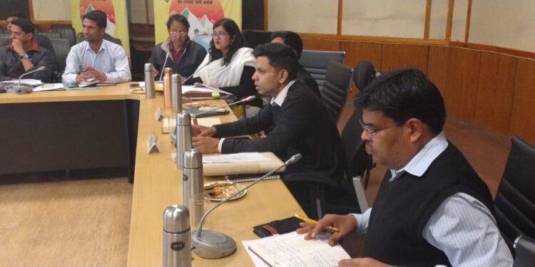 अल्मोड़ा: मुख्यमंत्री घोषणाओं की प्रगति पर जिलाधिकारी ने की समीक्षा, कार्यों में तेजी लाने के निर्देश