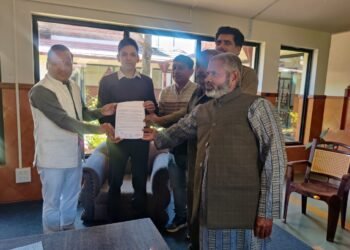 भैंसियाछाना 3.5 किमी सड़क निर्माण में लापरवाही पर ग्रामीणों का फूटा गुस्सा, डीएम से मिलकर सौंपा ज्ञापन