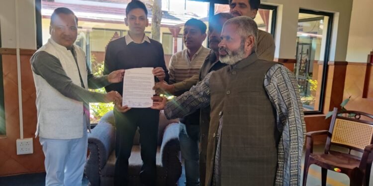 भैंसियाछाना 3.5 किमी सड़क निर्माण में लापरवाही पर ग्रामीणों का फूटा गुस्सा, डीएम से मिलकर सौंपा ज्ञापन