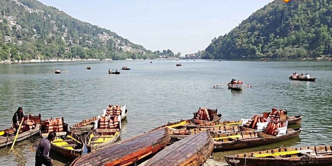 झील पर सुखाई जा रही नावें, दिखने लगे डेल्टा…नैनीताल में ये कैसी आफत, नाविकों में घबराहट