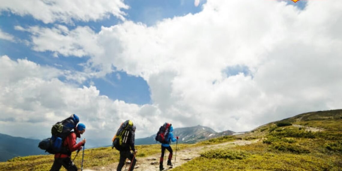 Trekking Safety Tips: ट्रेक पर जाने से पहले बैग में रख लें ये जरूरी चीजें, वरना पहाड़ों की ट्रिप बन सकती है मुसीबत