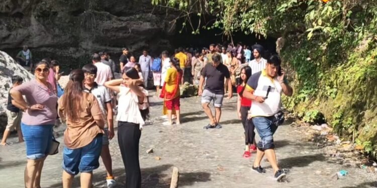 वीकेंड वाली भीड़ संडे को…देहारदून की इन गुफाओं में क्या कर रहे राजस्थान वाले? बोले- वहां जीना मुहाल