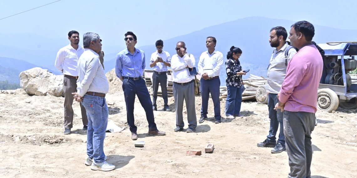 निर्माणाधीन वृद्धाश्रम संपर्क सड़क का डीएम ने किया निरीक्षण, सुरक्षा मानकों के पालन के दिए निर्देश