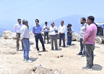 निर्माणाधीन वृद्धाश्रम संपर्क सड़क का डीएम ने किया निरीक्षण, सुरक्षा मानकों के पालन के दिए निर्देश