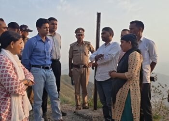 सल्ट के तड़म गांव पहुंचे जिलाधिकारी, वन्यजीव हमले में मृत खीम सिंह के परिजनों को दिया हरसंभव सहायता का भरोसा