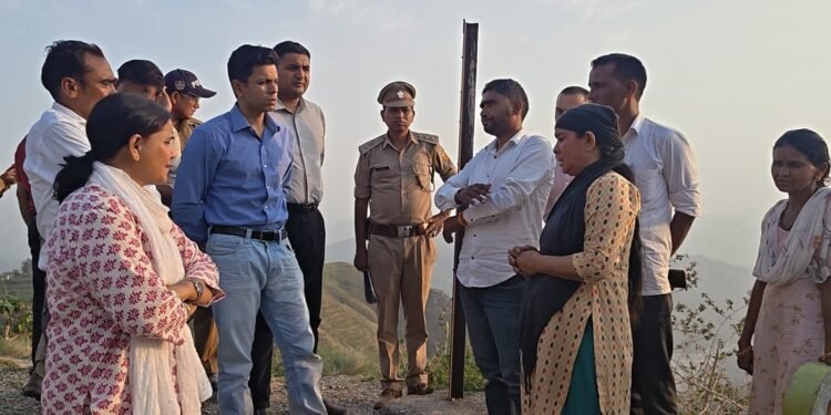 सल्ट के तड़म गांव पहुंचे जिलाधिकारी, वन्यजीव हमले में मृत खीम सिंह के परिजनों को दिया हरसंभव सहायता का भरोसा
