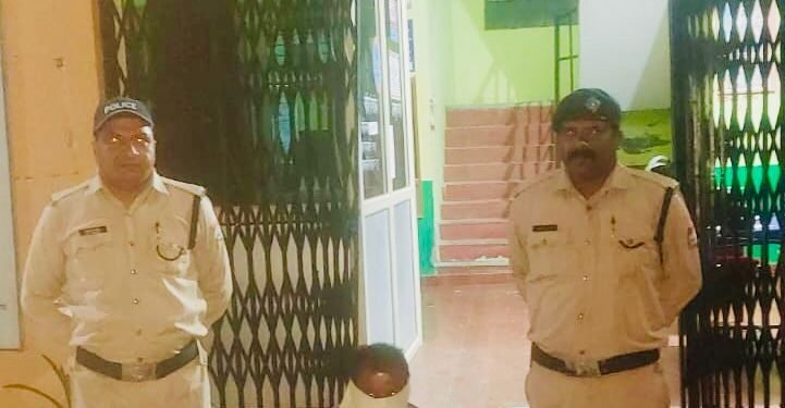 ऑपरेशन प्रहार के तहत चौखुटिया पुलिस की बड़ी कार्रवाई, जनरल स्टोर से 85 क्वार्टर अवैध शराब बरामद