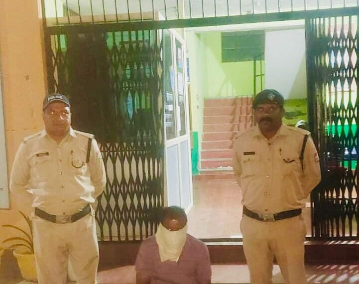 ऑपरेशन प्रहार के तहत चौखुटिया पुलिस की बड़ी कार्रवाई, जनरल स्टोर से 85 क्वार्टर अवैध शराब बरामद