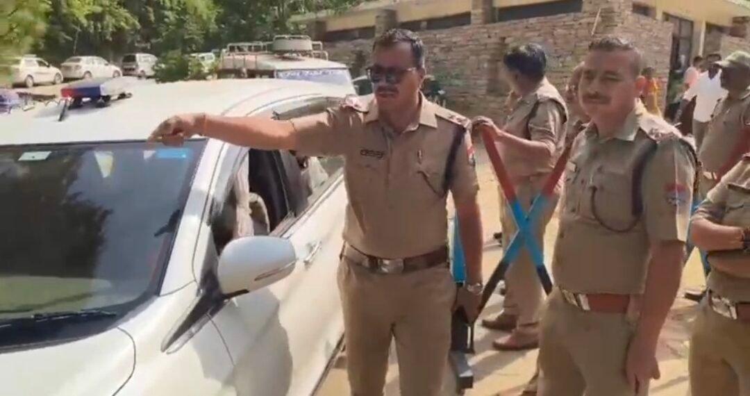 जागेश्वर मंदिर क्षेत्र में पुलिस की सख्ती, अवैध लाल-नीली बत्ती लगी गाड़ी पर कार्रवाई