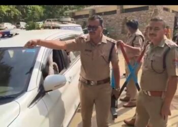 जागेश्वर मंदिर क्षेत्र में पुलिस की सख्ती, अवैध लाल-नीली बत्ती लगी गाड़ी पर कार्रवाई