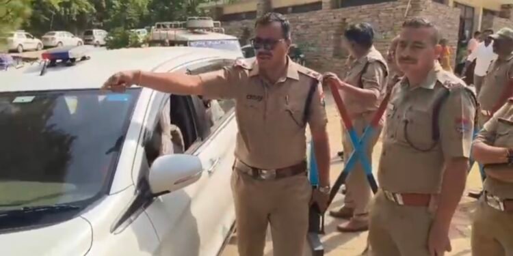 जागेश्वर मंदिर क्षेत्र में पुलिस की सख्ती, अवैध लाल-नीली बत्ती लगी गाड़ी पर कार्रवाई