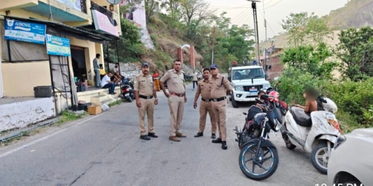 अल्मोड़ा पुलिस का सघन चेकिंग अभियान, 115 वाहन चालकों पर कार्रवाई, 6 वाहन सीज