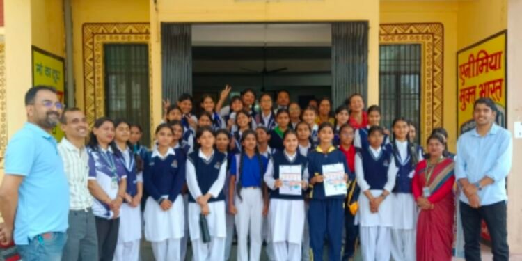 अल्मोड़ा में एचपीवी टीकाकरण अभियान को मिली रफ्तार, छात्राओं को सर्वाइकल कैंसर से बचाव की दी जानकारी