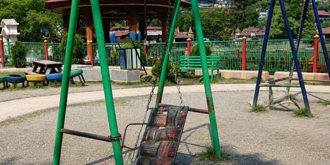 जहां बच्चों की हंसी गूंजती थी, वहां दिख रही बदहाली! नैनीताल में नए पार्क बन रहे, लेकिन पुराने कौन संभालेगा?