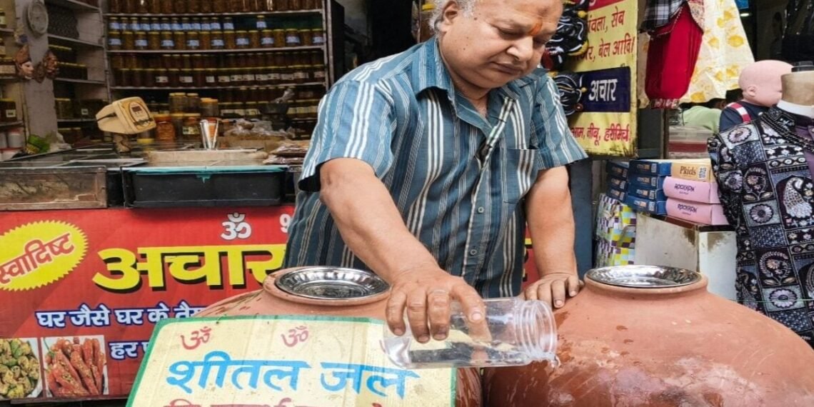 28 सालों से राहगीरों की प्यास बुझा रहे देहरादून के सुशील मित्तल, गर्मी में लोगों के लिए बने ‘जल वाले बाबा’