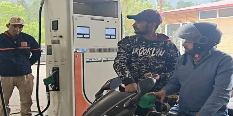 दो पहिया और चार पहिया वाहनों को अब कितना मिल रहा तेल? नैनीताल पेट्रोल पंप पर खड़े लोगों ने बताई स्थिति