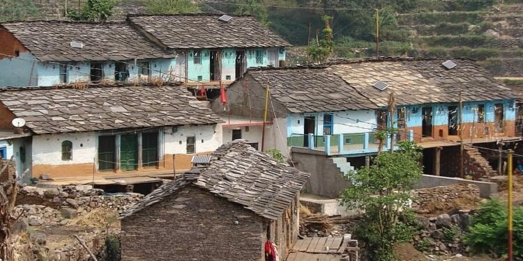 उत्तराखंड में पलायन का दंश: खाली होते गांव, बिखरते सपने और विकास की चुनौती