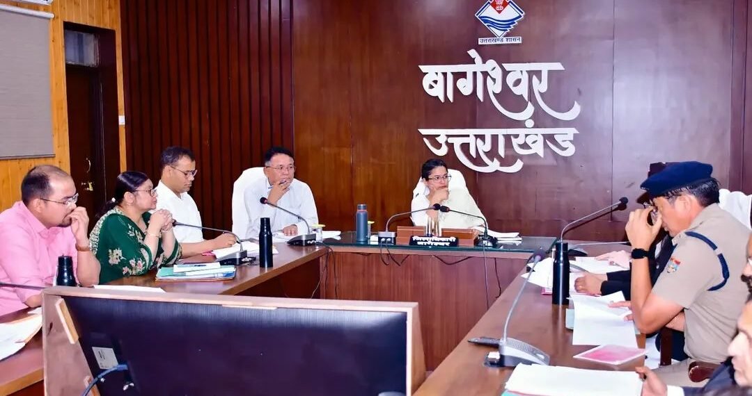 राजस्व वृद्धि और जनकल्याण योजनाओं के प्रभावी क्रियान्वयन पर डीएम का जोर