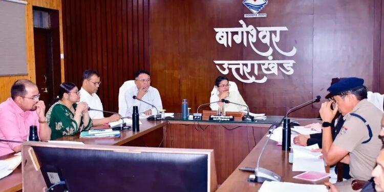 राजस्व वृद्धि और जनकल्याण योजनाओं के प्रभावी क्रियान्वयन पर डीएम का जोर