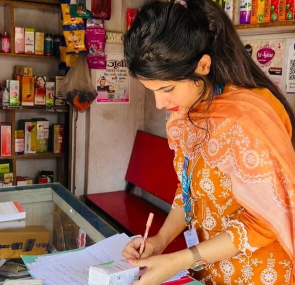 औषधि विभाग की सख्ती: अल्मोड़ा में मेडिकल स्टोरों पर औचक छापेमारी, एक का कारोबार तत्काल रोका