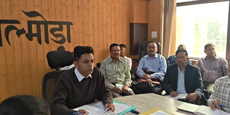भर्ती परीक्षा में नहीं चलेगी कोई गड़बड़ी, डीएम अंशुल सिंह ने अधिकारियों को किया सतर्क