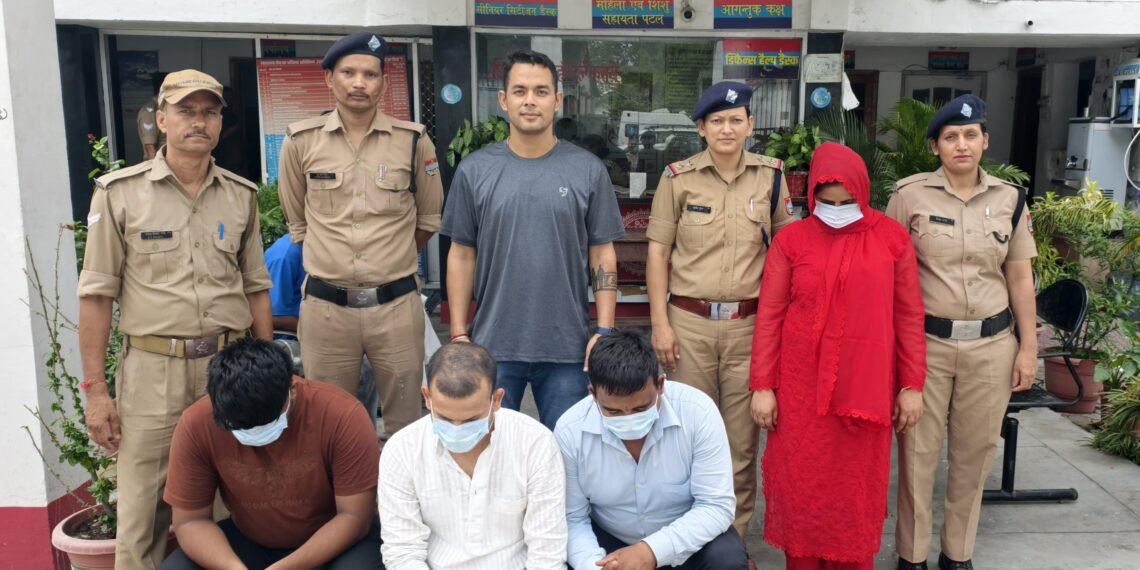 हल्द्वानी में स्पा सेंटर की आड़ में चल रहा था सेक्स रैकेट, पुलिस की छापेमारी में भंडाफोड़  6 युवतियां रेस्क्यू, महिला मैनेजर समेत 4 गिरफ्तार; संचालक फरार, मुकदमा दर्ज