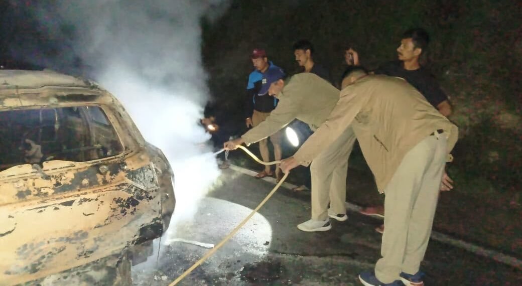 द्वाराहाट में चलते-चलते धू-धू कर जली बैंक कर्मी की कार, पुलिस की तत्परता से टला बड़ा हादसा
