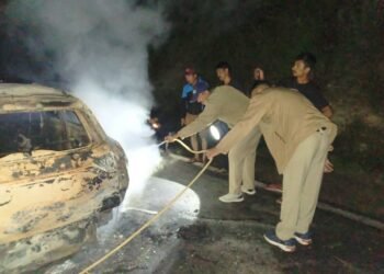 द्वाराहाट में चलते-चलते धू-धू कर जली बैंक कर्मी की कार, पुलिस की तत्परता से टला बड़ा हादसा