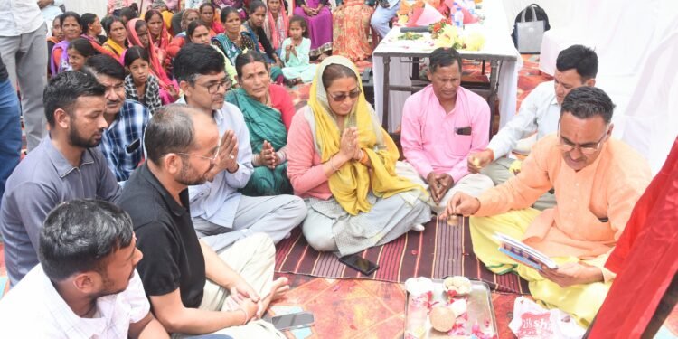 दशकों का सपना हुआ साकार: ओलिया गांव को मिलेगी सड़क सुविधा, कैबिनेट मंत्री रेखा आर्या ने किया मोटर मार्ग निर्माण का शुभारंभ
