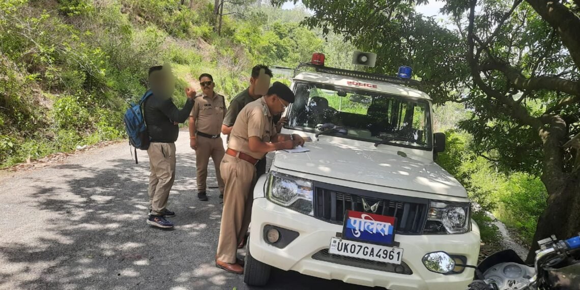 ऑपरेशन प्रहार: अल्मोड़ा पुलिस का बड़ा एक्शन, 112 वाहन चालकों पर चालान, 3 वाहन सीज; 18 बाहरी व्यक्तियों पर भी गिरी गाज